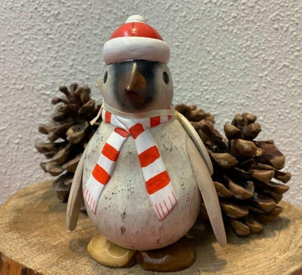 Dcuk - Træ Pingvin 15cm - Med Hue og Halstørklæde - Sort - Kigger Ligeud